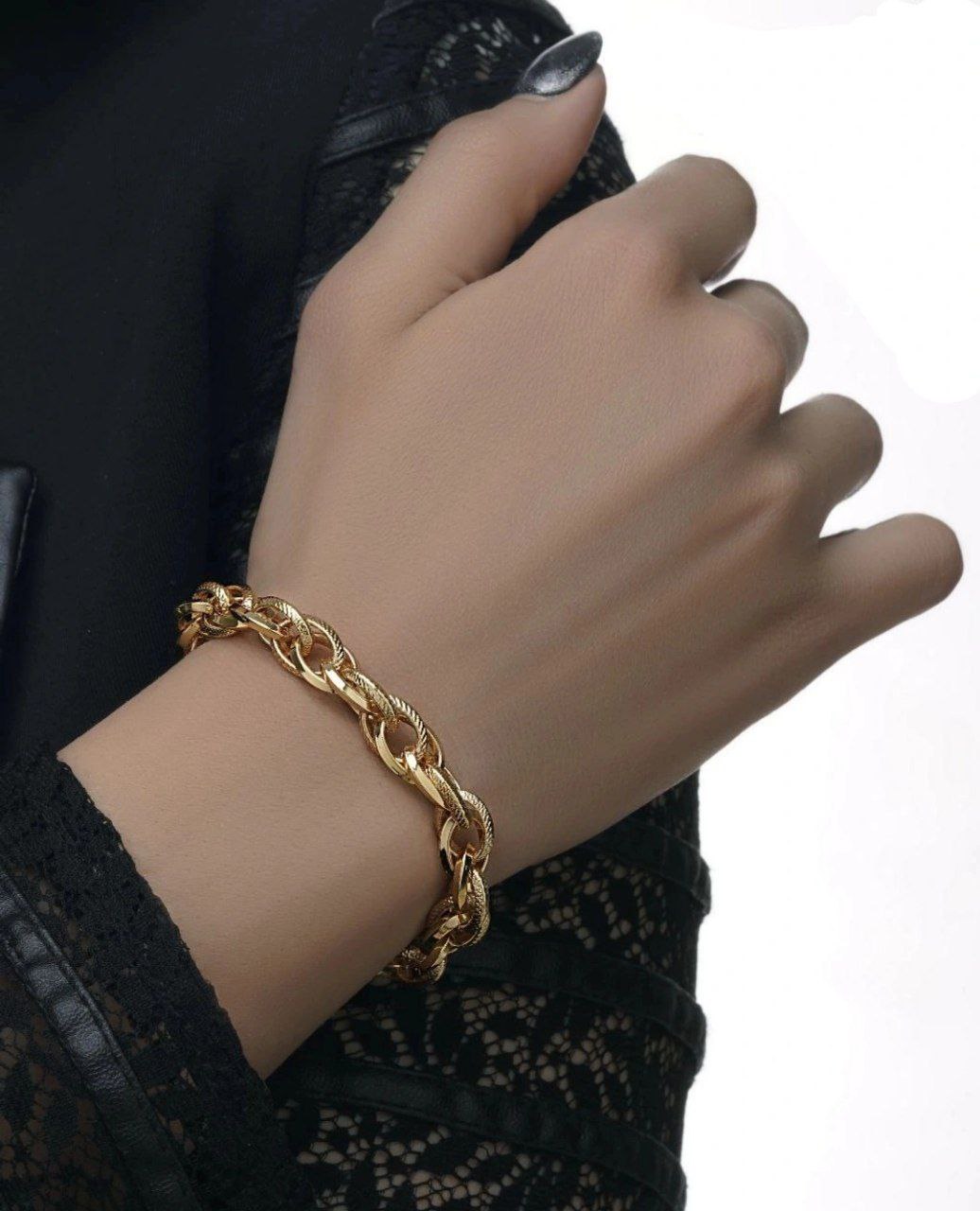 دستبند زنجیری برند شین  رنگ ثابت و ظاهری درخشان